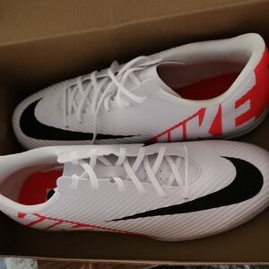 Nike Men's White Athletic Shoes with Black and Red Accents